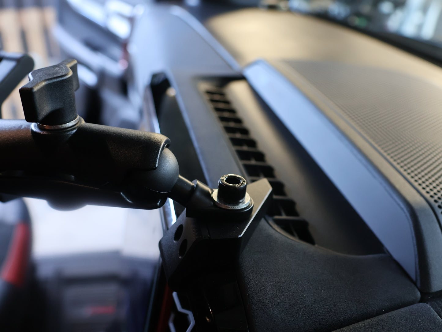 The Lux Hub – Heavy-Duty Central Control Mobile Phone Holder for Ford Next Generation 2022+