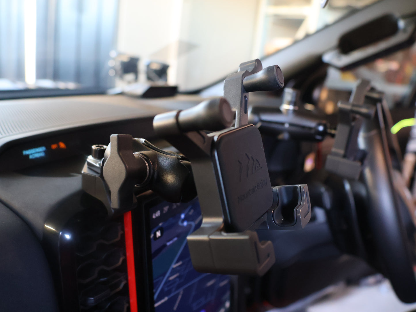 The Lux Hub – Heavy-Duty Central Control Mobile Phone Holder for Ford Next Generation 2022+