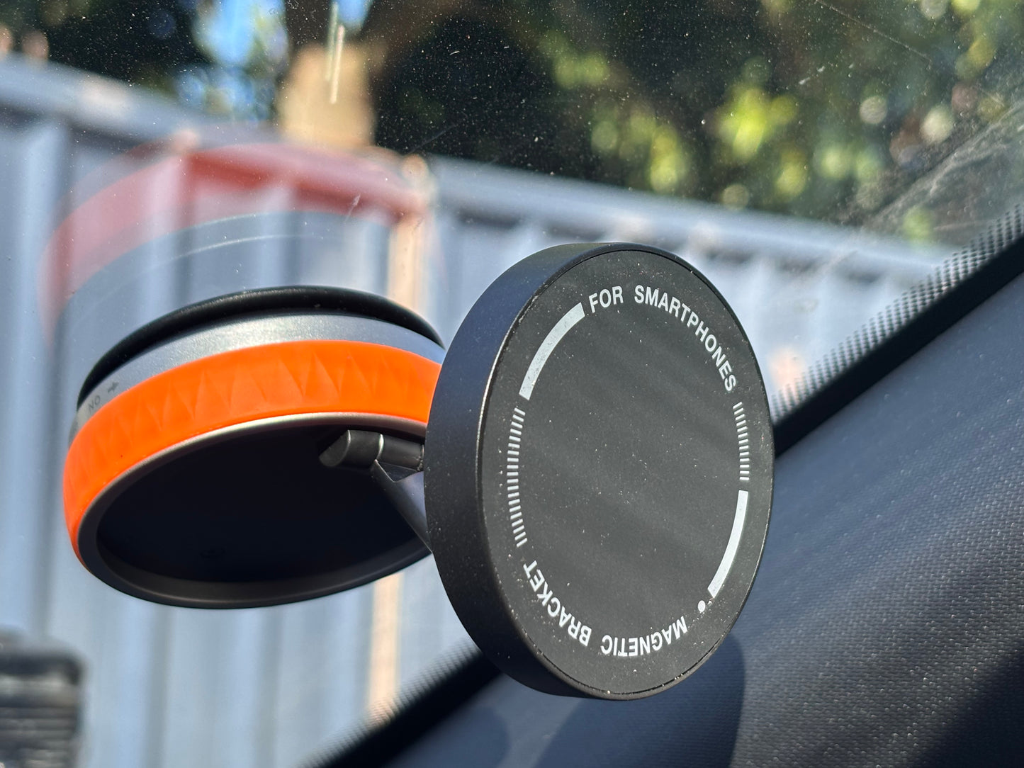 MagGrip Lux: soporte universal para teléfono con ventosa magnética y eléctrica