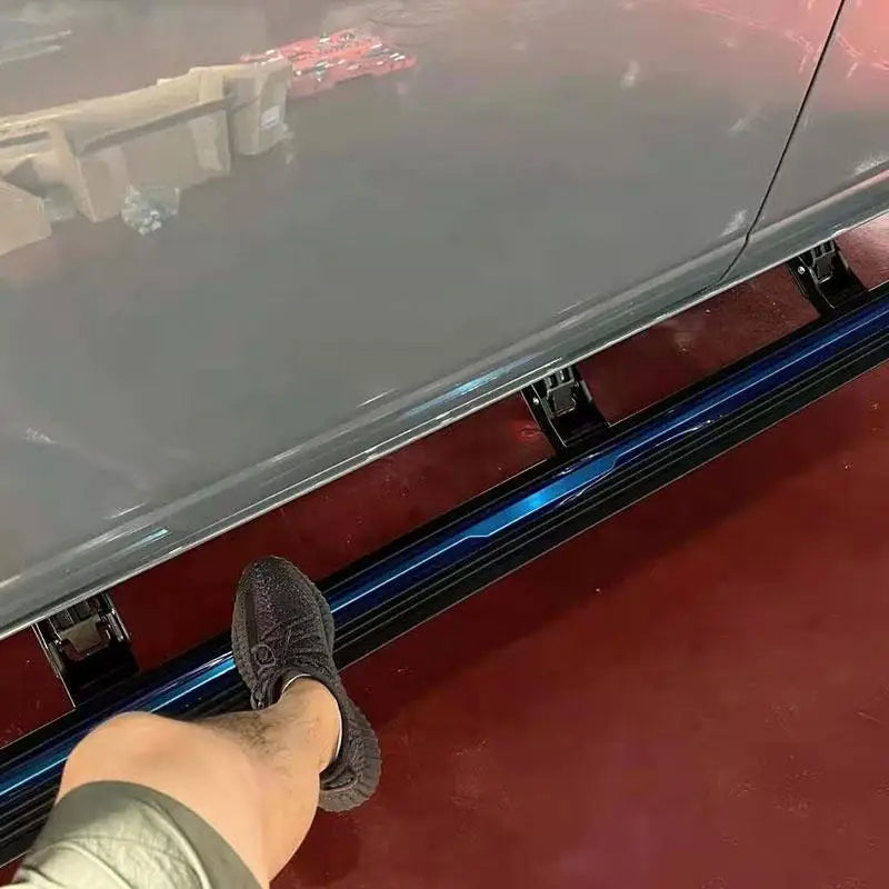 Ford Next Gen: estribo lateral eléctrico con LED